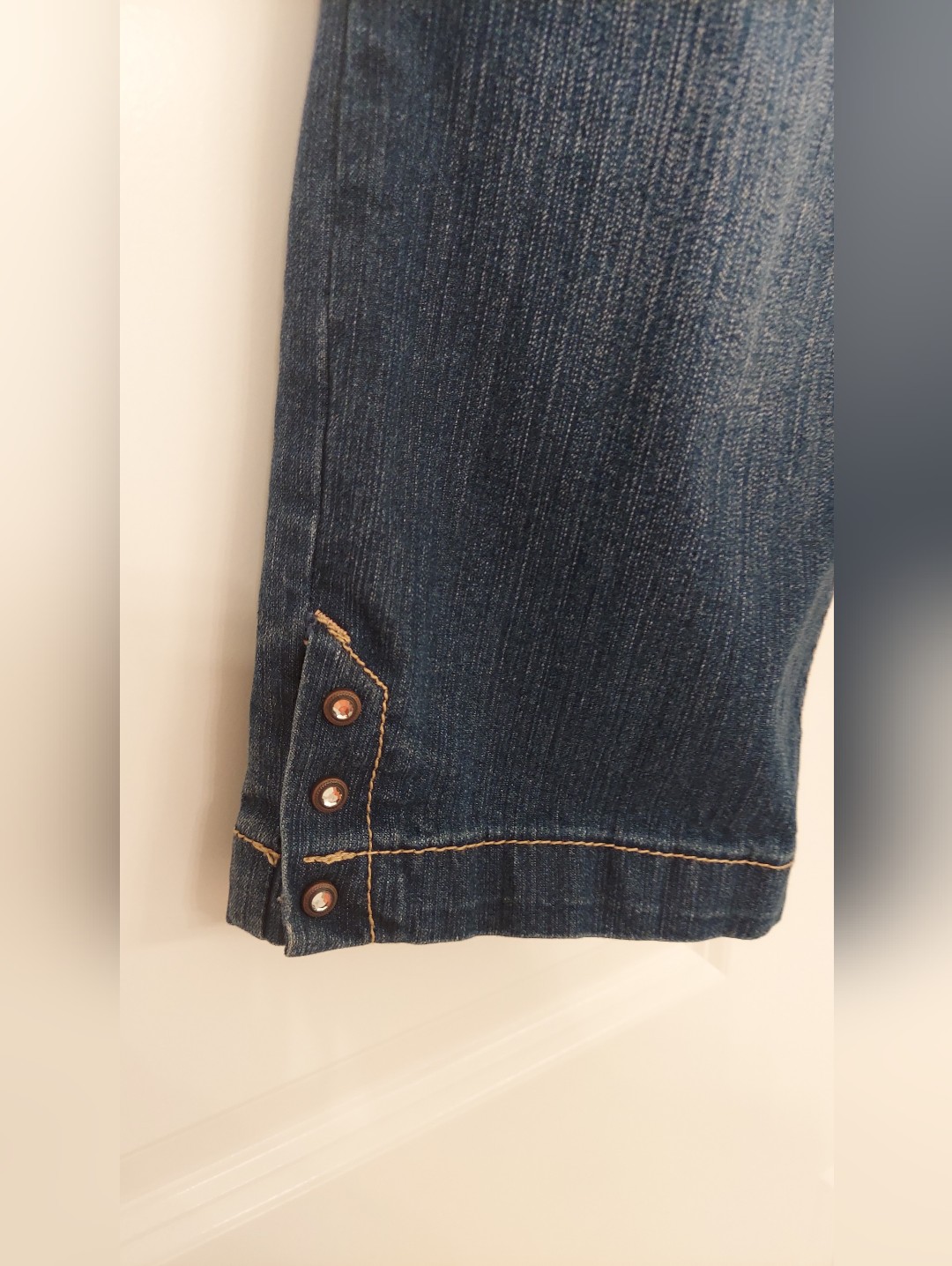 Bandolino | 8p Mandie Dark Wash Denim Cropped/Capri 5-Pocket Jeans. Like New! — image 6 of 6
